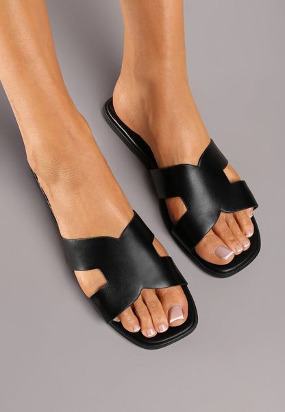 Czarne Klapki na Płaskiej Podeszwie Ozdobione Metalicznymi Paskami i Kwadratowym Noskiem Sonivia. Czarne klapki damskie Renee, na lato, bez wzorów, boho, bez obcasa, na płaskiej podeszwie, bez zapięcia. Za 44.99 zł.