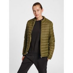 Damska kurtka puchowa Hummel Red. Zielone kurtki sportowe damskie Hummel, l, bez wzorów, z puchu, bez ramiączek, bez kaptura. W wyprzedaży za 240.00 zł.