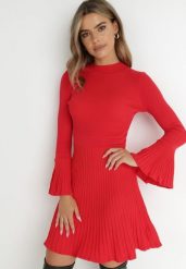 Czerwona Sukienka Taliowana z Falbankami Marius. Czerwone sukienki damskie Born2be, s, bez wzorów, z dzianiny, bez kołnierzyka, bez ramiączek, mini, dopasowane. Za 129.99 zł.