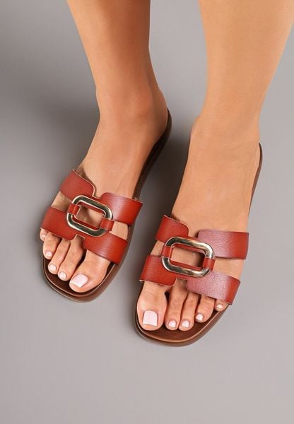 Brązowe Klapki na Płaskiej Podeszwie Zdobione Metaliczną Aplikacją Nitanissa. Brązowe klapki damskie Born2be, z aplikacjami, eleganckie, bez obcasa, na płaskiej podeszwie, bez zapięcia. Za 79.99 zł.