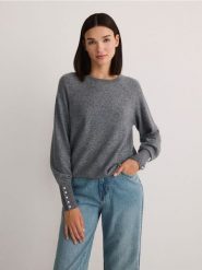 Sweter z ozdobnymi perełkami - szary. Szare swetry nierozpinane damskie Reserved, l, bez wzorów, z dzianiny, bez kołnierzyka, bez ramiączek. W wyprzedaży za 89.99 zł.