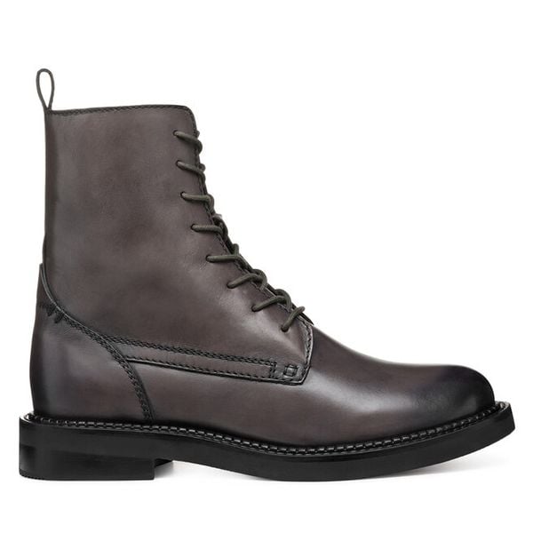 Trzewiki Geox. Brązowe botki damskie Geox, z aplikacjami, bez obcasa, na płaskiej podeszwie, bez zapięcia. Za 399.99 zł.