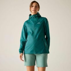 Kurtka trekkingowa damska Pack It Jacket III kieszonkowa przeciwdeszczowa. Niebieskie kurtki sportowe damskie Regatta, bez wzorów, bez ramiączek, bez kaptura, trekkingowe. Za 149.99 zł.