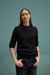 Sweter ozdobiony koralikami czarny. Czarne swetry nierozpinane damskie MOODO, l, bez wzorów, z elastanu, bez kołnierzyka, bez ramiączek. Za 129.99 zł.