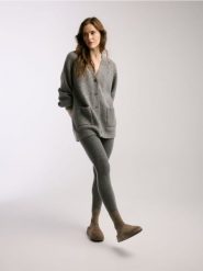 Dzianinowe legginsy - szary. Szare legginsy damskie Reserved, bez wzorów, z dzianiny. Za 119.99 zł.