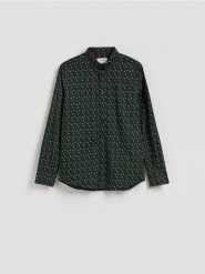 Koszula slim fit w świąteczny wzór - ciemnozielony. Zielone koszule męskie Reserved, l, bez wzorów, z bawełny, wizytowe, bez kołnierzyka, bez ramiączek. Za 99.99 zł.
