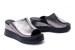 ARTIKER RELAKS 54C0391 srebrny, klapki damskie. Szare klapki damskie Artiker Relaks, na lato, bez wzorów, ze skóry, bez obcasa, na koturnie, bez zapięcia. Za 249.90 zł.