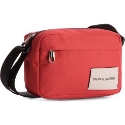 Torebka CALVIN KLEIN JEANS - Sport Essential Came K40K400393 623. Czerwone listonoszki damskie Calvin Klein Jeans, bez wzorów, z jeansu, na ramię, bez dodatków. W wyprzedaży za 229.00 zł.