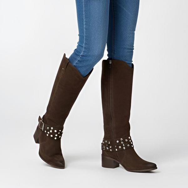 Kozaki damskie Karino, wysoka welurowa cholewka ze skóry i na stabilnym klocku, brązowe, 5784-05-F. Brązowe kozaki damskie Karino, bez wzorów, ze skóry, przed kolano, bez obcasa, na obcasie, bez zapięcia. Za 819.00 zł.