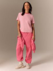 4F T-shirt regular damski - różowy XS. Czerwone t-shirty damskie 4F, xs, bez wzorów, z materiału, eleganckie, bez kołnierzyka, bez ramiączek. Za 69.99 zł.