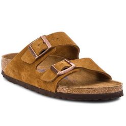Klapki Birkenstock. Brązowe klapki damskie Birkenstock, bez wzorów, bez obcasa, bez zapięcia. Za 719.99 zł.