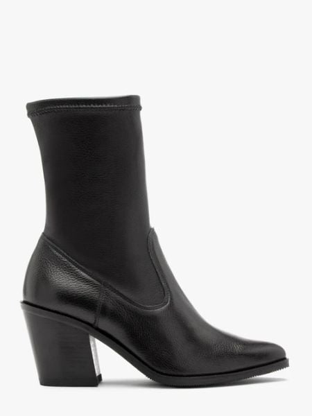 Czarne elastyczne botki damskie na masywnym klocku. Czarne botki damskie Ryłko, bez wzorów, ze skóry, bez obcasa, na słupku, bez zapięcia. W wyprzedaży za 349.99 zł.