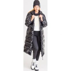 PUCHOWY PŁASZCZ Twinset. Czarne płaszcze damskie Twinset, z aplikacjami, z materiału, bez kołnierzyka, z kapturem. Za 1,709.00 zł.