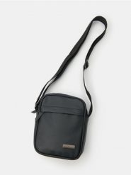 Mała saszetka crossbody z imitacji skóry - czarny. Czarne saszetki i nerki męskie Sinsay, bez wzorów, ze skóry. Za 25.99 zł.
