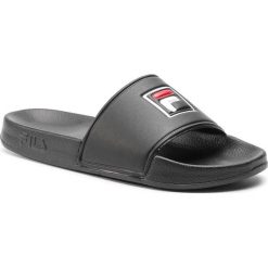 Klapki FILA - Palm Beach Slipper 1010287.12V Black/Black. Czarne klapki męskie Fila, bez wzorów, z materiału, bez zapięcia. W wyprzedaży za 89.00 zł.