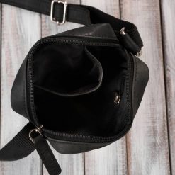 Saszetka męska na ramię skórzana czarna mała Paolo Peruzzi AY-05-HBL. Czarne saszetki i nerki męskie z nylonu, na ramię, małe. Za 119.00 zł.