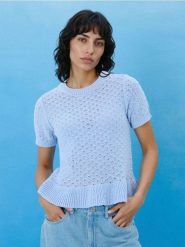 Ażurowy sweter - błękitny. Niebieskie swetry nierozpinane damskie Sinsay, l, w ażurowe wzory, bez kołnierzyka, bez ramiączek. Za 39.99 zł.