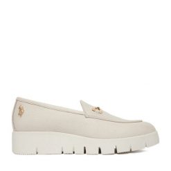 Półbuty U.S. Polo Assn. Białe półbuty damskie U.S. Polo Assn., bez wzorów, bez obcasa, na koturnie, bez zapięcia. Za 369.99 zł.