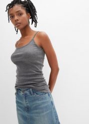 Bawełniany top na wąskich ramiączkach (2 szt.). Białe topy damskie bonprix, bez wzorów, z bawełny, klasyczne, bez kołnierzyka, bez ramiączek. Za 39.99 zł.