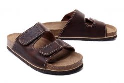 DR. BRINKMANN 600452-2 braun, klapki profilaktyczne męskie. Brązowe klapki męskie Dr. Brinkmann, bez wzorów, ze skóry, bez zapięcia. Za 259.90 zł.