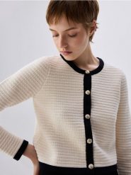 Pudełkowy kardigan ze strukturalnej dzianiny z bawełną - złamana biel. Kardigany damskie Reserved, l, bez wzorów, z bawełny, bez kołnierzyka. W wyprzedaży za 109.99 zł.