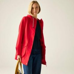 Damska wodoodporna kurtka z kapturem Norana. Czerwone kurtki sportowe damskie Regatta, bez wzorów, z poliesteru, bez ramiączek, z kapturem, trekkingowe. Za 349.99 zł.