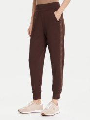Guess Spodnie dresowe W5YB11 KBYE2 Brązowy Regular Fit. Brązowe spodnie dresowe damskie Guess, z aplikacjami, z dresówki. Za 339.99 zł.