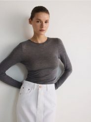 Wełniany sweter z jedwabiem - szary. Szare swetry nierozpinane damskie Reserved, l, bez wzorów, z wełny, bez kołnierzyka, bez ramiączek. W wyprzedaży za 119.99 zł.