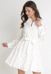 Biała Ażurowa Sukienka Bawełniana z Wiązanym Paskiem Ilerah. Białe sukienki damskie Born2be, l, w ażurowe wzory, z bawełny, boho, bez kołnierzyka, bez ramiączek, mini. Za 199.99 zł.