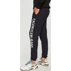 Calvin Klein Jeans - Spodnie. Szare spodnie materiałowe męskie Calvin Klein Jeans, bez wzorów, z bawełny. W wyprzedaży za 219.90 zł.