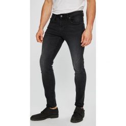 Guess Jeans - Jeansy Chris. Czarne jeansy męskie Guess Jeans, z bawełny. W wyprzedaży za 269.90 zł.