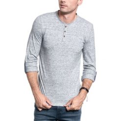 MUSTANG Adrian H Henley 1011363 4136. Szare t-shirty męskie Mustang, m, z aplikacjami, z jeansu, bez kołnierzyka, bez ramiączek. Za 99.99 zł.