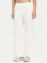 Puma Spodnie dresowe Dare To 629808 Biały Relaxed Fit. Białe spodnie dresowe damskie Puma, bez wzorów, z dresówki. Za 229.99 zł.