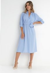 Jasnoniebieska Sukienka Rheniolea. Niebieskie sukienki damskie Born2be, m, bez wzorów, eleganckie, bez kołnierzyka, bez ramiączek, midi, kopertowe. Za 74.99 zł.