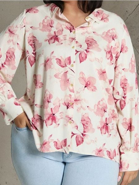 Wiskozowa koszula regular fit w kwiaty PLUS SIZE - wielobarwny. Koszule damskie Sinsay, plus size, bez wzorów, z wiskozy, bez kołnierzyka, bez ramiączek. Za 49.99 zł.