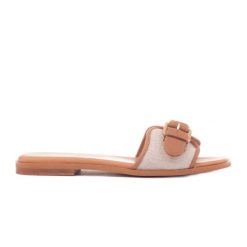 Marco Shoes Klapki Fibbia beżowy. Brązowe klapki damskie bez wzorów, ze skóry, casualowe, bez obcasa, bez zapięcia. Za 359.00 zł.