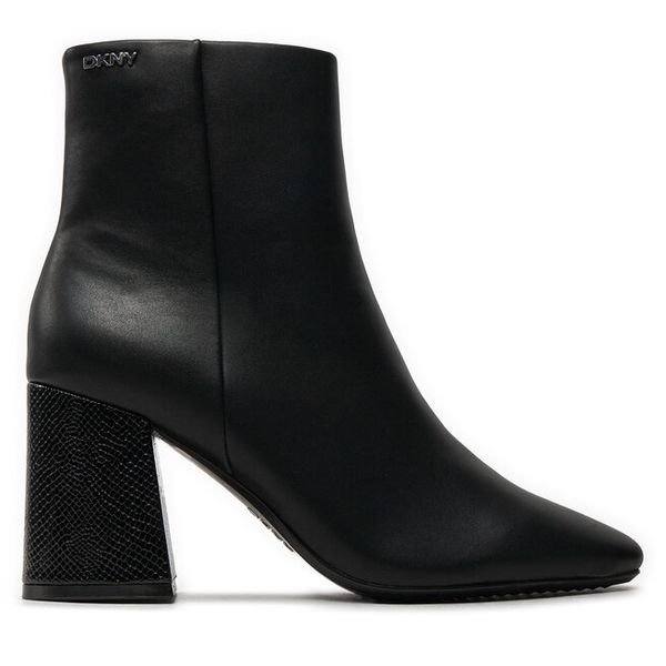 Botki DKNY. Czarne botki damskie DKNY, bez wzorów, bez obcasa, na słupku, bez zapięcia. Za 629.99 zł.