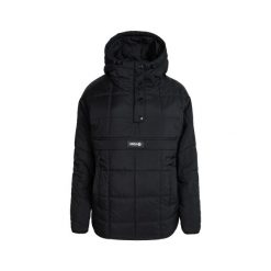 Damski płaszcz typu kangur z kapturem i kieszenią centralną DAPHNE. Czarne płaszcze damskie IZAS, bez wzorów, z nylonu, sportowe, bez kołnierzyka, z kapturem. Za 443.43 zł.