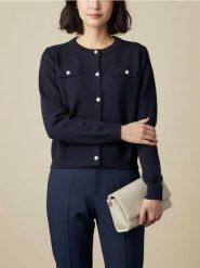 Akrylowy kardigan z kieszeniami piersiowymi - granatowy. Niebieskie kardigany damskie Sinsay, l, bez wzorów, bez kołnierzyka. Za 49.99 zł.