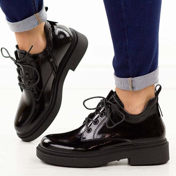 Czarne skórzane botki damskie Sergio Leone Bt25727S. Czarne botki damskie Sergio Leone, na jesień, bez wzorów, z jeansu, eleganckie, z okrągłym noskiem, bez obcasa, na płaskiej podeszwie, bez zapięcia. Za 299.00 zł.