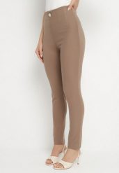 Ciemnobeżowe Legginsy z Wiskozą z Wysokim Stanem Zdobione Guzikiem z Cyrkoniami Nalette. Brązowe legginsy damskie Born2be, z aplikacjami, z bawełny. Za 84.99 zł.