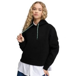 Damska bluza crop top z kapturem Siroko Jolla-W Black. Czarne bluzy damskie SIROKO, bez wzorów, z materiału, casualowe, bez ramiączek, z kapturem. Za 252.00 zł.