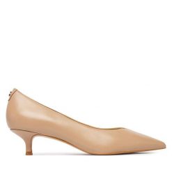 Czółenka Guess. Brązowe czółenka damskie Guess, z aplikacjami, bez obcasa, bez zapięcia. Za 634.99 zł.