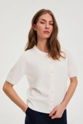 Sweter z krótkimi rękawami biały. Białe swetry nierozpinane damskie MOODO, l, bez wzorów, z poliamidu, bez kołnierzyka, bez ramiączek. Za 99.99 zł.