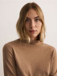 Sweter z domieszką wełny - beżowy. Brązowe swetry nierozpinane damskie Reserved, l, bez wzorów, z dzianiny, bez kołnierzyka, bez ramiączek. W wyprzedaży za 49.99 zł.
