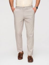 Jednolite spodnie chino męskie REGULAR FIT – beżowe V2 - Rozmiar: XXL. Brązowe eleganckie spodnie męskie Ombre Clothing, z aplikacjami, z bawełny. W wyprzedaży za 237.99 zł.
