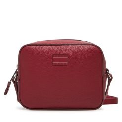 Torebka Tommy Jeans. Czerwone listonoszki damskie Tommy Jeans, bez wzorów, z jeansu, bez dodatków. Za 209.99 zł.