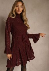 Bordowa Sukienka ze Stójką z Koronki Zdobiona Wiązaniem w Talii i Falbanami Elarassa. Czerwone sukienki damskie Renee, m, z aplikacjami, z koronki, bez kołnierzyka, bez ramiączek, mini. Za 189.99 zł.