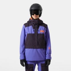 Damska kurtka narciarska Helly Hansen Powchaser Anorak. Fioletowe kurtki sportowe damskie Helly Hansen, na zimę, bez wzorów, bez ramiączek, bez kaptura, narciarskie. W wyprzedaży za 1,002.50 zł.