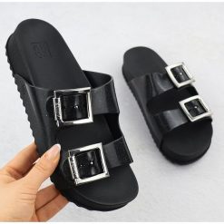 Klapki damskie z klamrami plażowe basenowe czarne Zaxy RR285058. Czarne klapki damskie bez wzorów, z gumy, casualowe, bez obcasa, bez zapięcia. Za 335.14 zł.